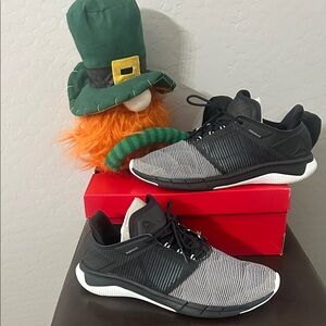 Reebok black and white Flexweave Womens 8.5